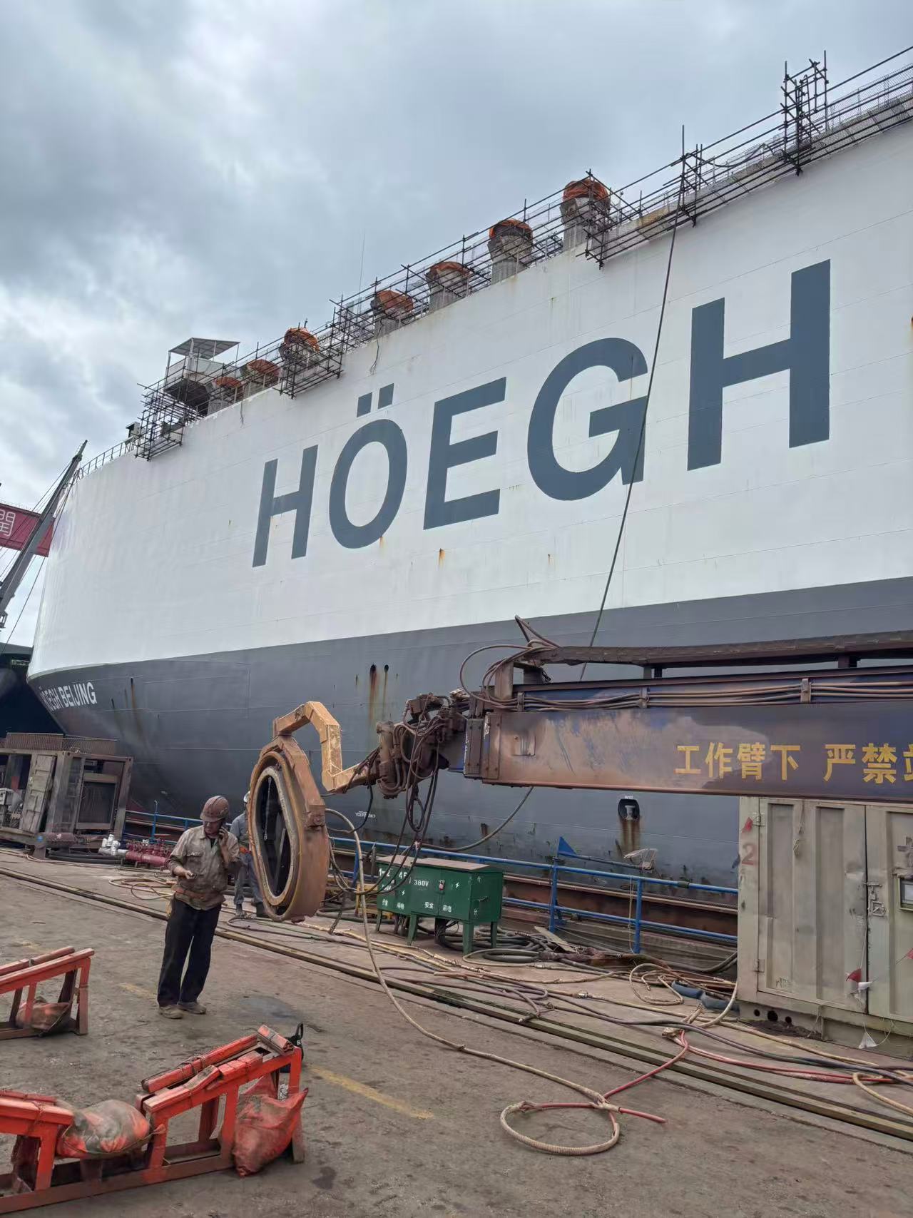 Large-vessel maritime project site